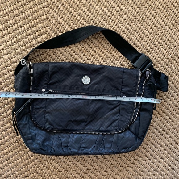 Lululemon Yoga Moto Messenger Bag 💼 🧘 - Picture 3 of 8